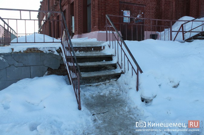 Одну ступень лестницы в Кинешме не могут восстановить почти год фото 3