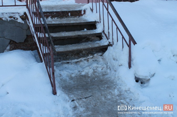 Одну ступень лестницы в Кинешме не могут восстановить почти год фото 4