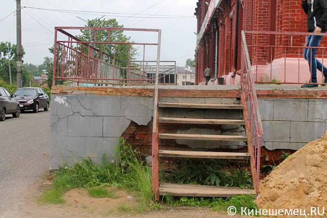 Одну ступень лестницы в Кинешме не могут восстановить почти год фото 2