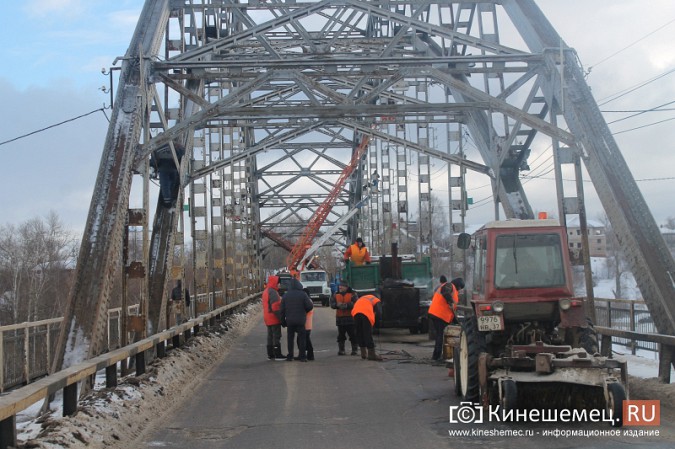 На Никольском мосту проводят ямочный ремонт дороги фото 27