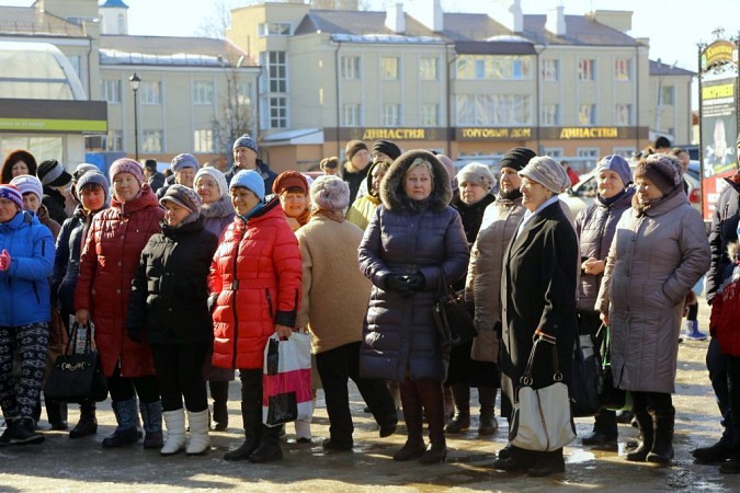Талантливые мужчины Кинешмы поздравили женщин на площади Революции фото 2