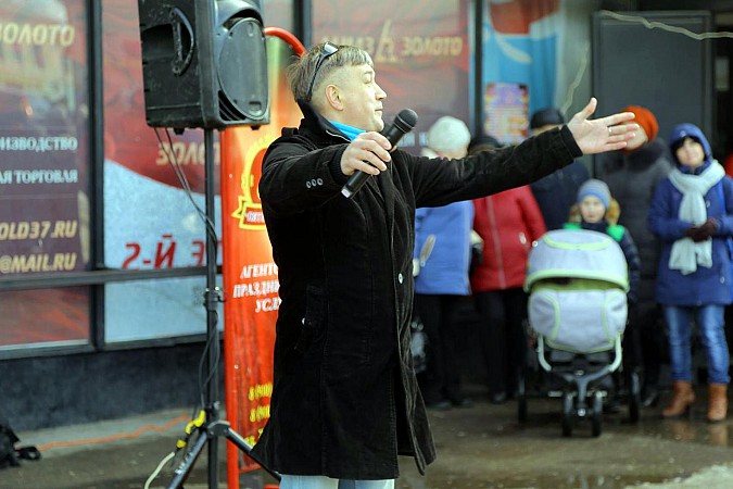 Талантливые мужчины Кинешмы поздравили женщин на площади Революции фото 6