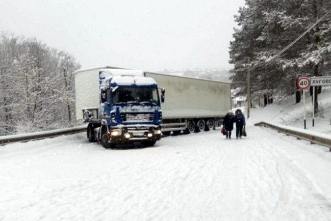 Снегопад парализовал движение на выезде из Кинешмы в Нижний Новгород фото 8