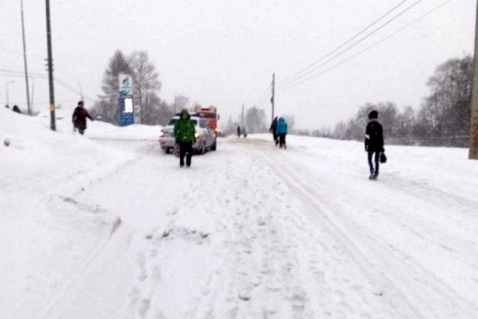 Снегопад парализовал движение на выезде из Кинешмы в Нижний Новгород фото 2