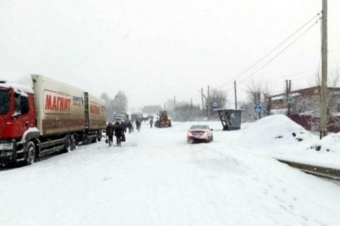 Снегопад парализовал движение на выезде из Кинешмы в Нижний Новгород фото 6