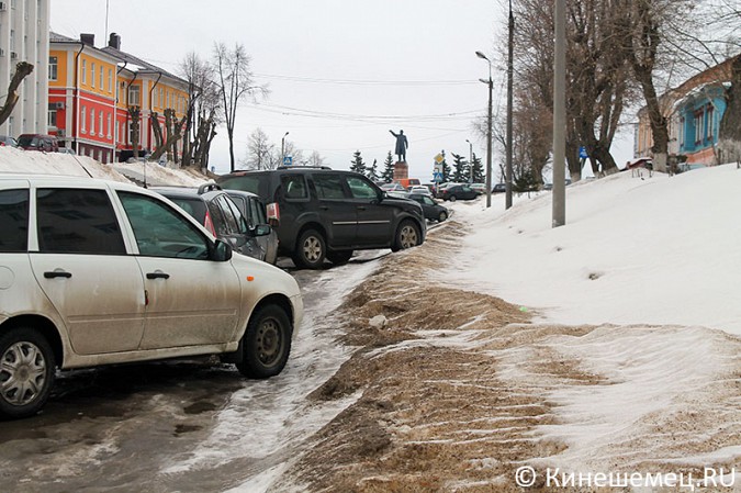 Кинешемских пешеходов выдавили с тротуара автомобилями сотрудников администрации фото 2