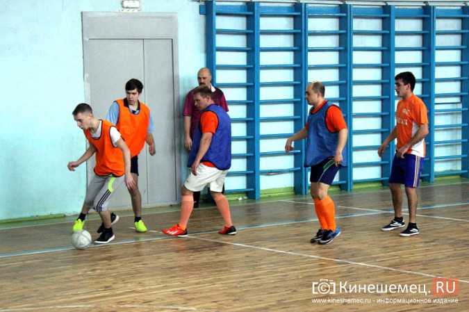 Первыми полуфиналистами Кубка Кинешмы по мини-футболу стали «Волжанин» и «Химик» фото 7