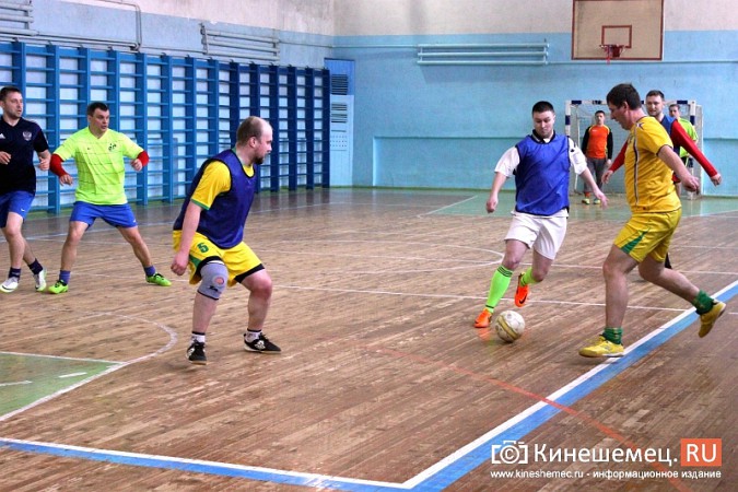 Первыми полуфиналистами Кубка Кинешмы по мини-футболу стали «Волжанин» и «Химик» фото 2