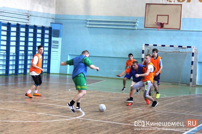 Первыми полуфиналистами Кубка Кинешмы по мини-футболу стали «Волжанин» и «Химик» фото 6