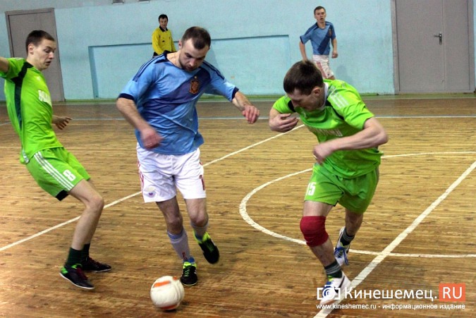 Первыми полуфиналистами Кубка Кинешмы по мини-футболу стали «Волжанин» и «Химик» фото 5