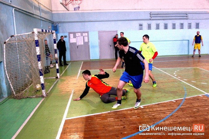 Первыми полуфиналистами Кубка Кинешмы по мини-футболу стали «Волжанин» и «Химик» фото 3
