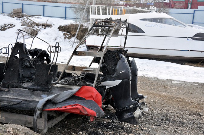 В Кинешемском яхт-клубе сгорел катер фото 4