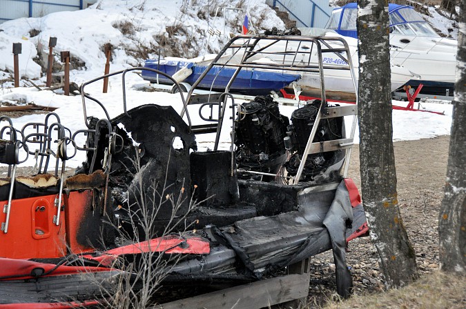 В Кинешемском яхт-клубе сгорел катер фото 2