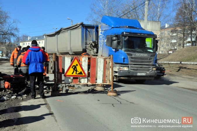На улице Горького "Водоканал" ремонтирует смотровой колодец фото 4