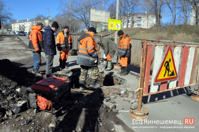 На улице Горького "Водоканал" ремонтирует смотровой колодец фото 5