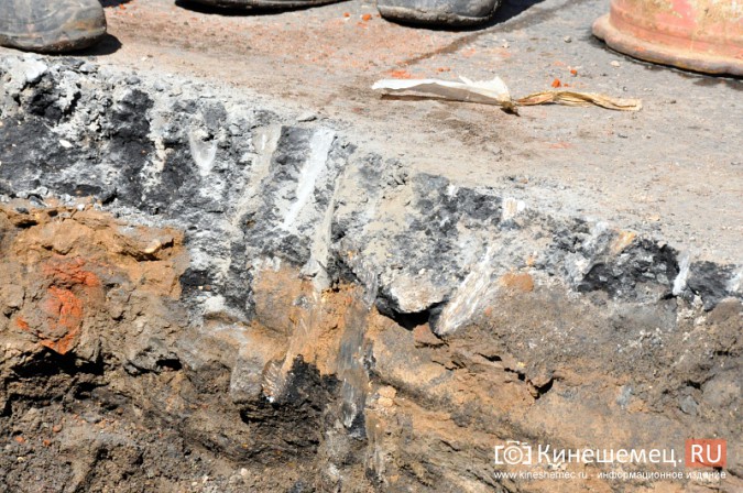 На улице Горького "Водоканал" ремонтирует смотровой колодец фото 7