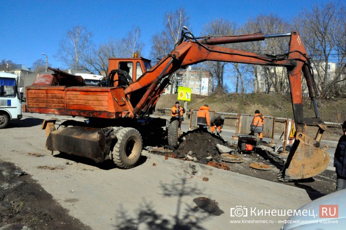 На улице Горького "Водоканал" ремонтирует смотровой колодец фото 6