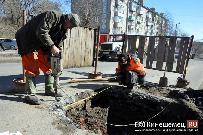 На улице Горького "Водоканал" ремонтирует смотровой колодец фото 2
