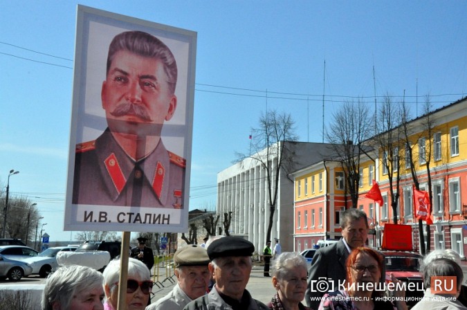 Под окнами администрации Кинешмы пронесли Сталина и Ленина фото 7