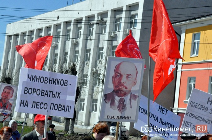Под окнами администрации Кинешмы пронесли Сталина и Ленина фото 3