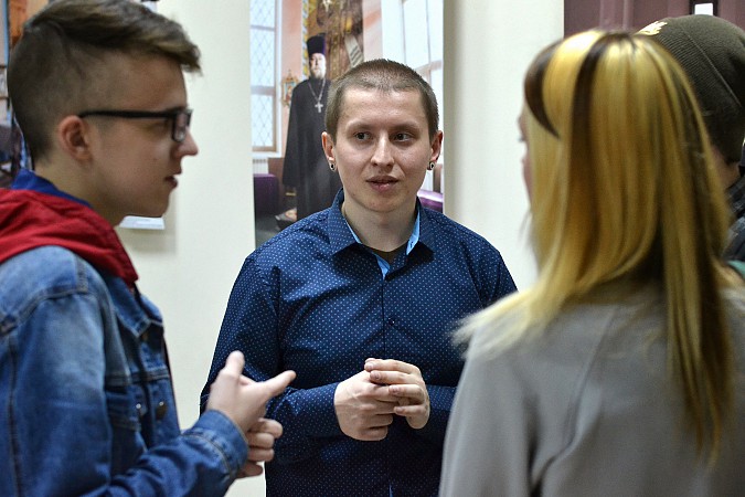 Илья Макаров (в центре)