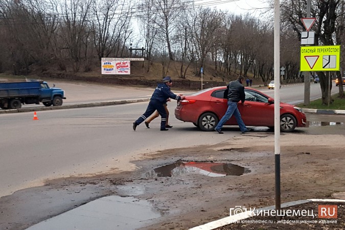 В Кинешме спортбайк и иномарка чудом избежали столкновения фото 3