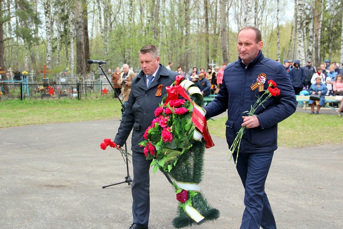 Накануне 9 мая на кинешемских кладбищах прошли гражданские панихиды фото 17