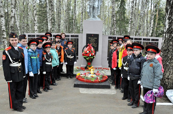 Накануне 9 мая на кинешемских кладбищах прошли гражданские панихиды фото 15