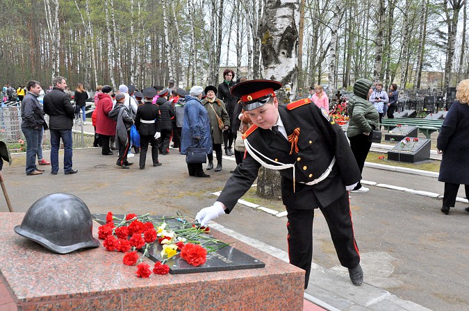 Накануне 9 мая на кинешемских кладбищах прошли гражданские панихиды фото 13
