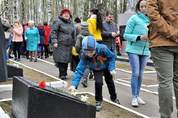 Накануне 9 мая на кинешемских кладбищах прошли гражданские панихиды фото 12