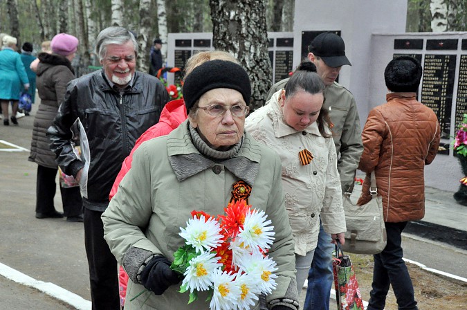 Накануне 9 мая на кинешемских кладбищах прошли гражданские панихиды фото 14