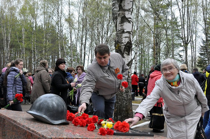 Накануне 9 мая на кинешемских кладбищах прошли гражданские панихиды фото 10