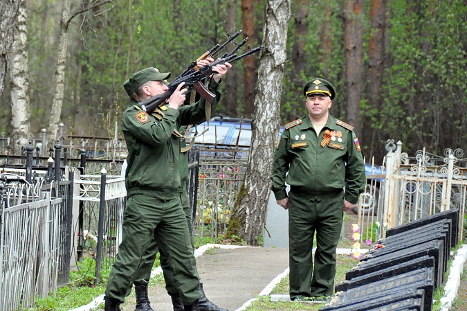 Накануне 9 мая на кинешемских кладбищах прошли гражданские панихиды фото 9