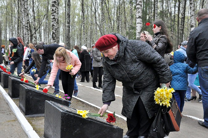 Накануне 9 мая на кинешемских кладбищах прошли гражданские панихиды фото 11