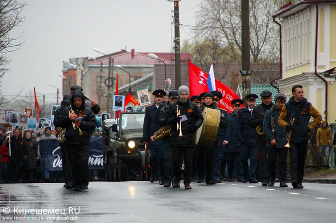2,5 тысячи кинешемцев встали в Бессмертный полк фото 21