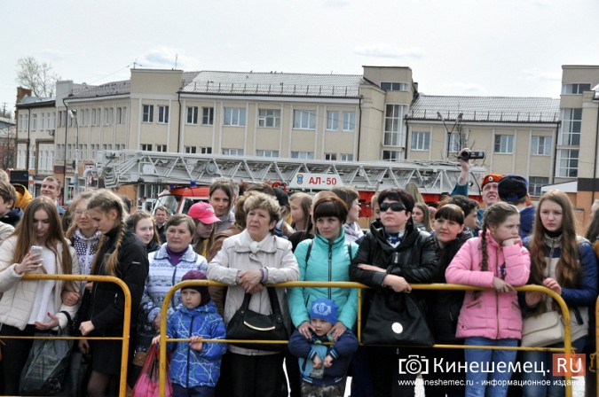 Курсанты Ивановской академии МЧС выступили перед кинешемцами фото 19