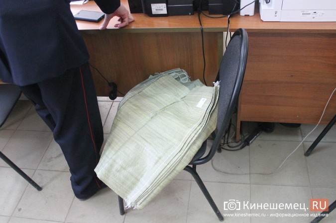 В центре Кинешмы полицейские «накрыли» пункт легализации мигрантов фото 9
