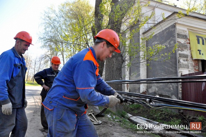 В Кинешме водитель «Лады» протаранил три железобетонных столба фото 6