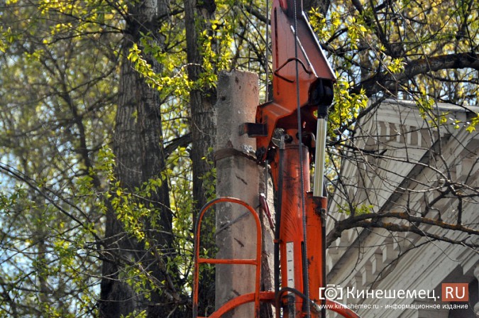 В Кинешме водитель «Лады» протаранил три железобетонных столба фото 3