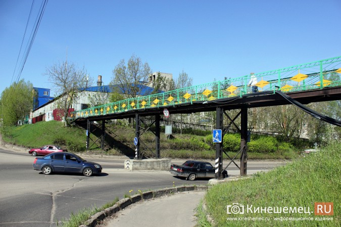 Пешеходный мост через проезд на улице Баха отремонтировали фото 3