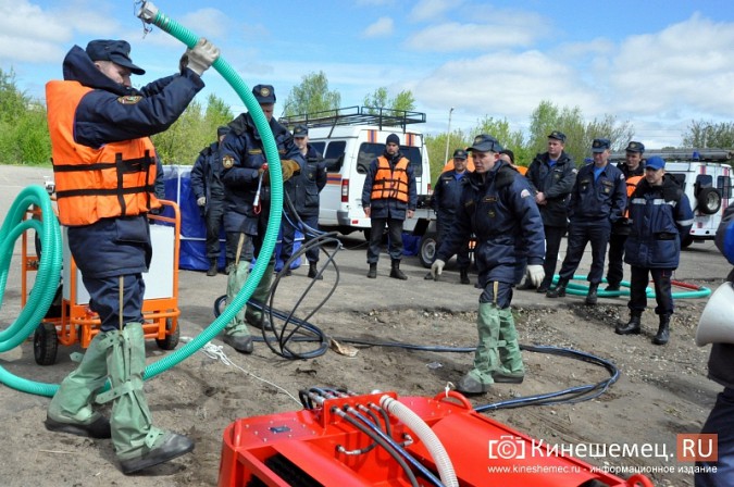 Спасатели Кинешмы испытали оборудование для сбора нефтепродуктов фото 3