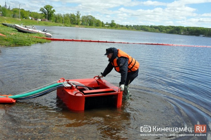 Спасатели Кинешмы испытали оборудование для сбора нефтепродуктов фото 5
