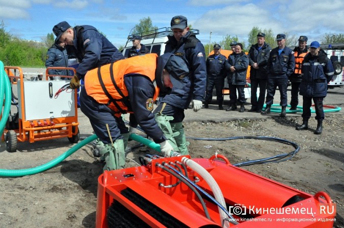 Спасатели Кинешмы испытали оборудование для сбора нефтепродуктов фото 4
