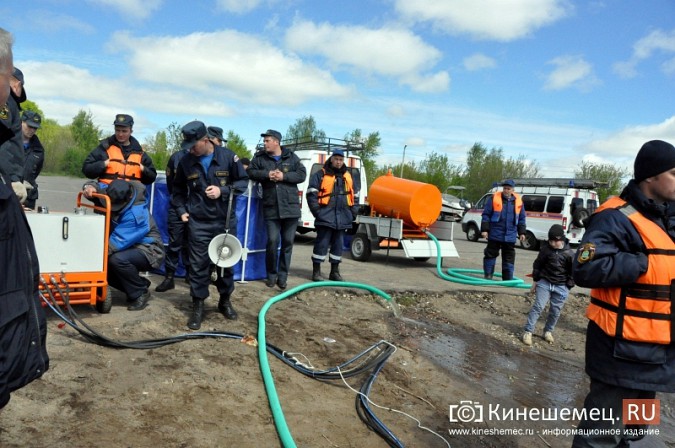 Спасатели Кинешмы испытали оборудование для сбора нефтепродуктов фото 8