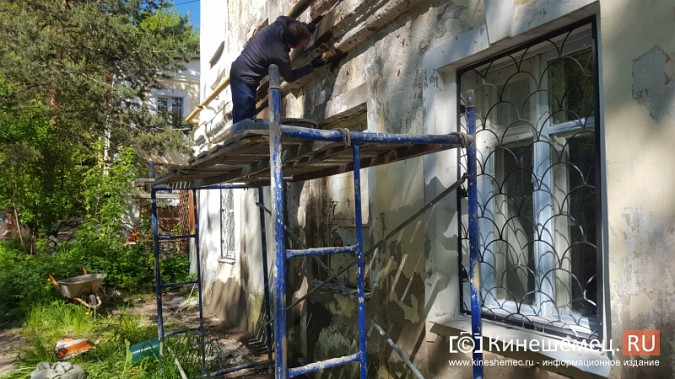 80-летняя старушка в Кинешме начала восстанавливать фасад дома ко Дню города фото 3