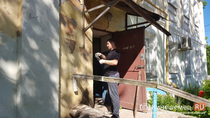 80-летняя старушка в Кинешме начала восстанавливать фасад дома ко Дню города фото 5