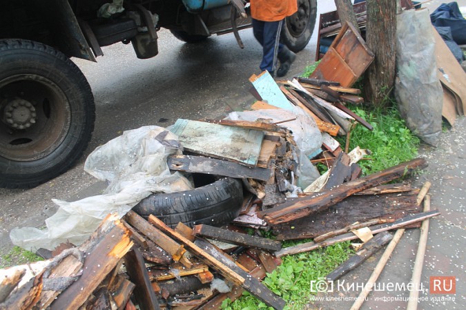 В центре Кинешмы почти на тротуар вывалили гору мусора фото 3