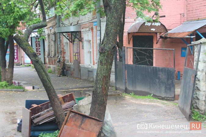 В центре Кинешмы почти на тротуар вывалили гору мусора фото 6