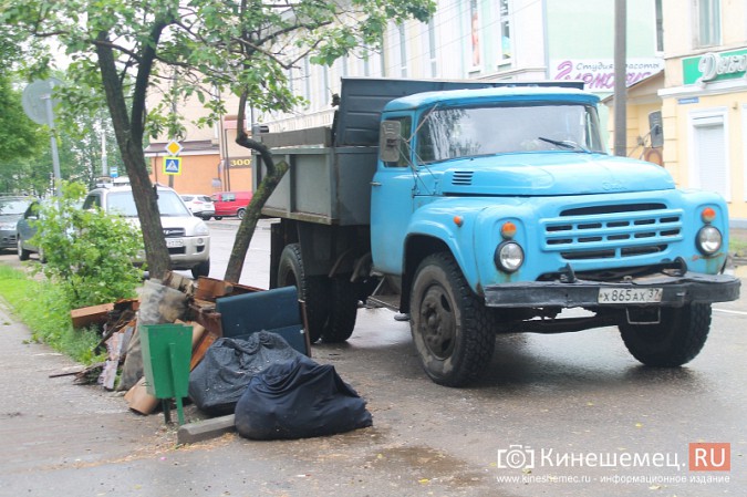 В центре Кинешмы почти на тротуар вывалили гору мусора фото 7