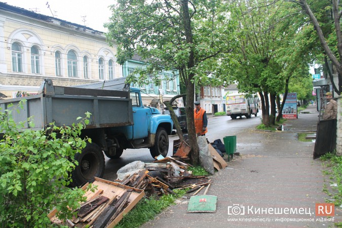 В центре Кинешмы почти на тротуар вывалили гору мусора фото 2